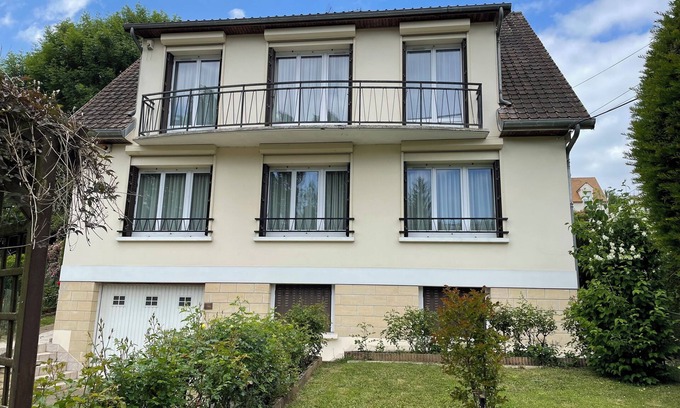 Le Pecq Apartment | Self-contained apartment on 1st floor of a detached house