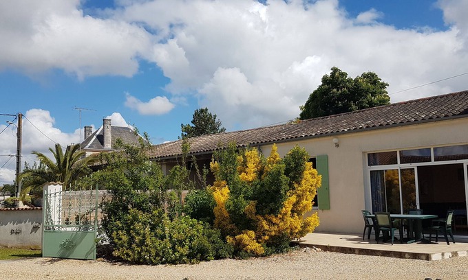 Gemozac House | self-contained apartment, sleeps 4 Breakfast and lunch available