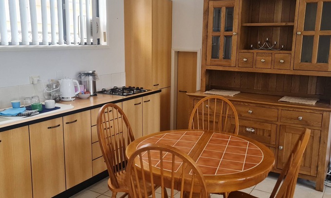 Wynnum Apartment | Self contained bayside unit close to waterfront, markets and Wynnum & Manly CBD