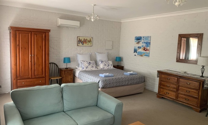 Carramar Apartment | Self contained fully equipped 1 bedroomed studio on exclusive rural estate.