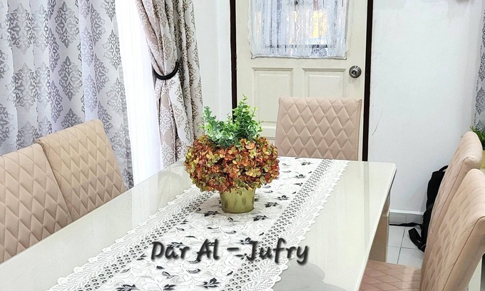Kampung Bukit Rangin House | SEMI D 4-bedroom house with AC, WiFi & Netflix