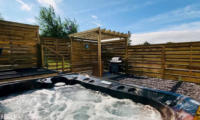 Llansantffraed Ski Chalet | Semi-detached deluxe lodge offering the perfect romantic retreat.
