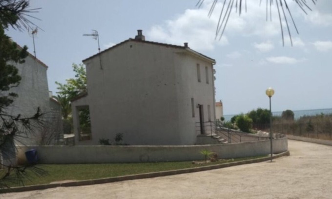 Alcanar House | Semi-detached house in a private urbanization by the sea.