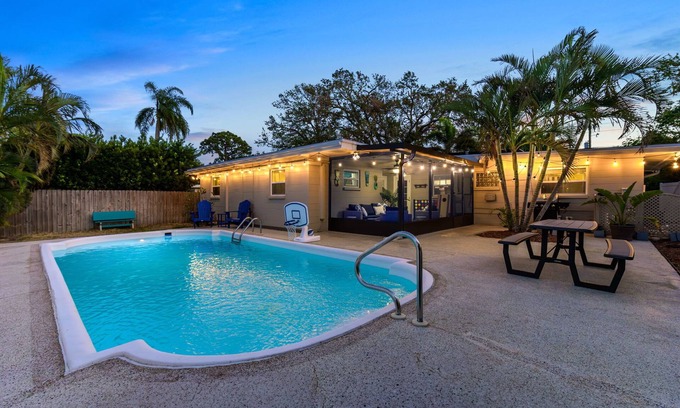 South Pinellas Community Council House | Seminole Shores~Private Pool, BBQ, Outdoor Games