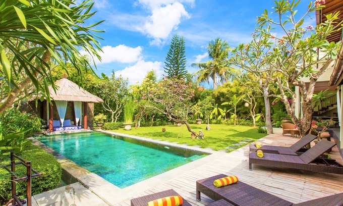 Seminyak Villa | Seminyak Mixed Modern and Traditional Villa with Turquoise Pool