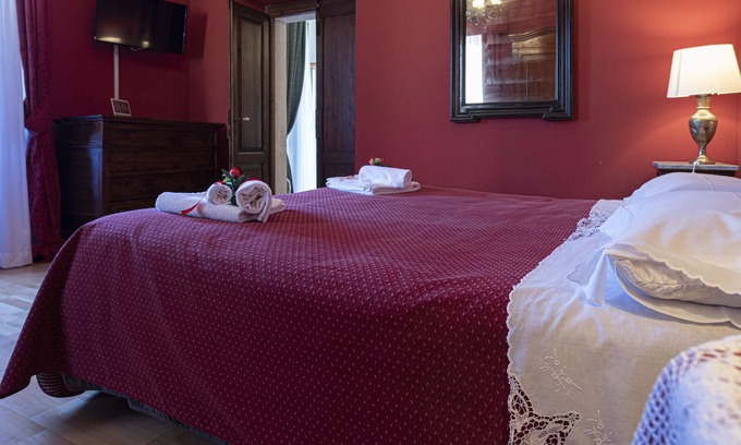 Capestrano Villa | Senator House - The Red Room