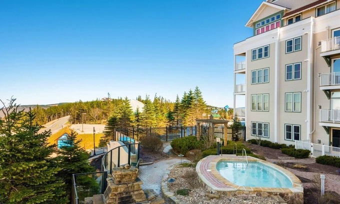 Snowshoe Apartment | Seneca Lodge in Snowshoe Village - Steps to Ski Slopes