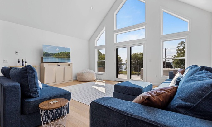 Romulus House | Seneca Serenity | Stylish & Bright Lake Escape