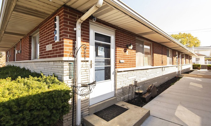 Lindenwood Park Apartment | Sensational 1 Bedroom Apartment with Free Parking