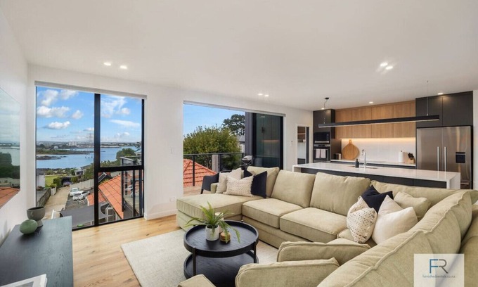 Hillsborough House | Sensational Seaview Home