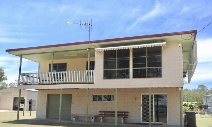 Woodgate House | Sensational Water Views - Awesome Location @ Walkers Point