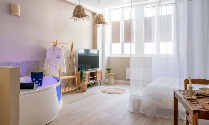 Nemours Apartment | Sensual, romantic suite with whirlpool bath: an intense moment