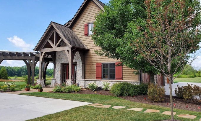 South Russell Apartment | Separate guest studio apartment 2.5 miles from downtown Chagrin Falls
