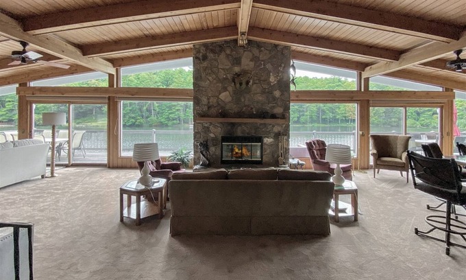 Lake Sequoyah Cabin | Sequoyah Lakeside Lodge | Spacious Lakefront Home with Kayaks directly on Lake Sequoyah