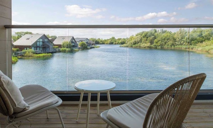 South Cerney House | Serendipity | Cotswold Lakehouse | Hot Tub & Kayak