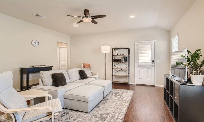 Austin House | Serene 3BR Retreat near East Austin
