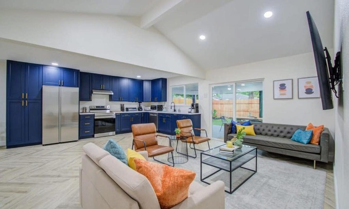 Friendswood House | Serene 4-Bed Getaway - Hot tub & Fire Pit