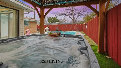 Irving House | Serene 5BR 2BA Winter Home with Hot Tub & Fire Pit