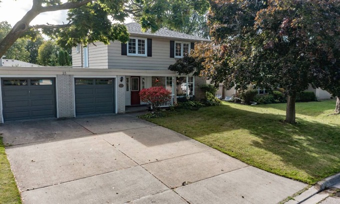 Brampton House | Serene 5BRM home. Pool and all-year hot tub. 17 minutes from YYZ.