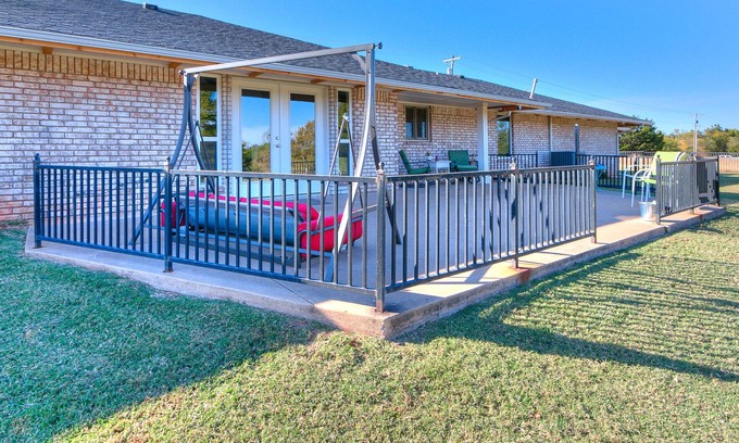 Cedar Valley House | Serene and Spacious Farmhouse RANCH >> Dogs Welcome