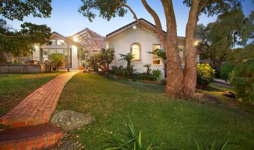 North Warrandyte House | Serene & Classic Family Retreat by the Yarra