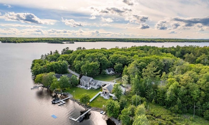 Old Town House | Serene & Cozy Lakefront Get Away