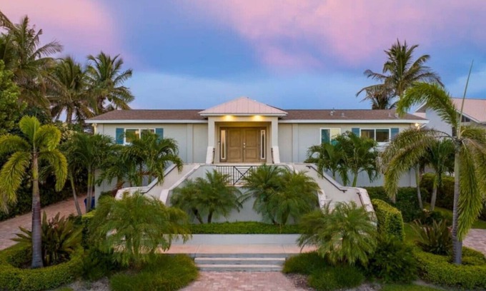 Wabasso Beach House | Serene Direct Beachfront Haven - N