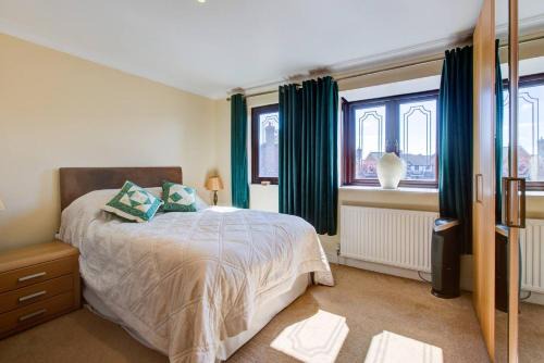 Barling House | Serene Family Escape - Spacious, Near Thorpe Bay and Southend, Beaches & Amenities