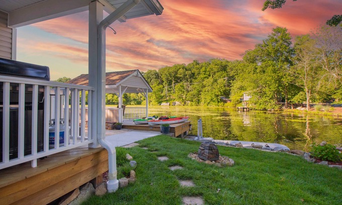 Glasser Cottage | Serene home on the water with beautiful lake views