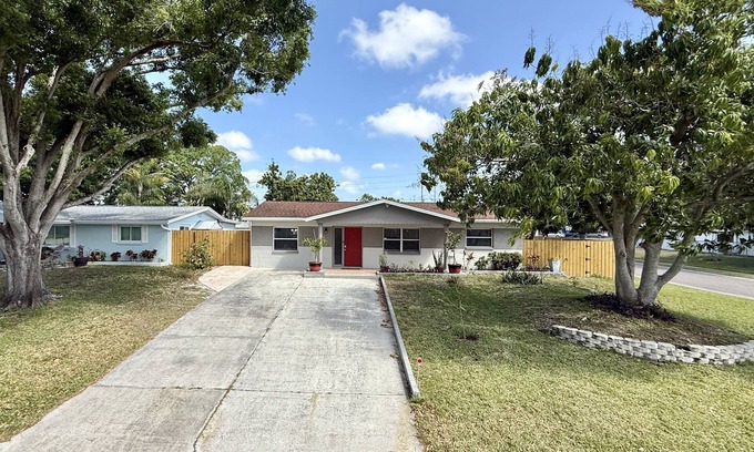 Pinellas Park House | SERENE HOME:WASHER/DRYER-BBQ- NEAR BEACH/LAKE/PARK/MUSEUM/RESTAURANT/AIRPORT!