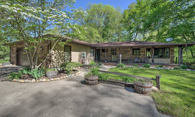Three Oaks House | Serene Home with Fire pit, Gas Grill, WIFI & Close to Beach