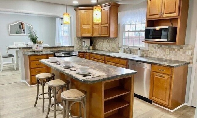 Ivy Hills House | Serene Ivy Hills Home w/Hot Tub & Screened Porch