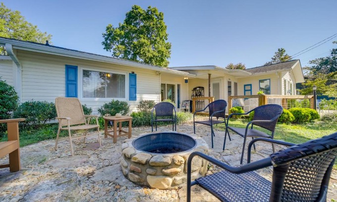 Lake Junaluska Apartment | Serene Lake Junaluska Gem Deck and Mountain Views