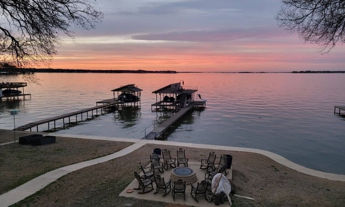 Tool House | Serene lake life bungalow. Get away and find your whoosah!