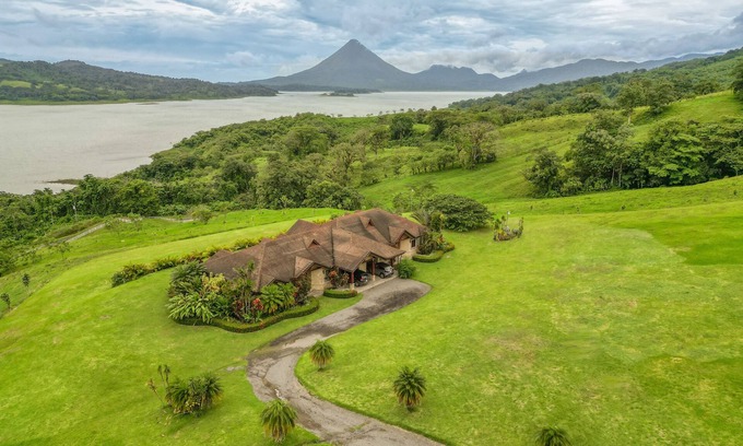 Tronadora House | Serene Lake View Duplex with a Hot tub, WIFI, & Dog Friendly