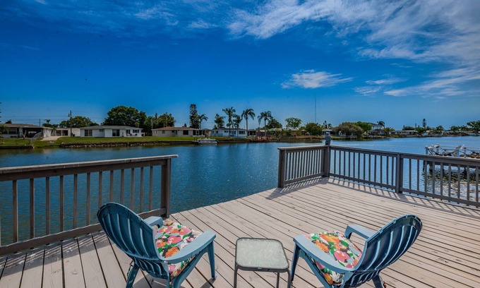 Aloha Gardens House | Serene Lakefront home in Tampa Bay, close to beaches and downtown Tarpon Springs