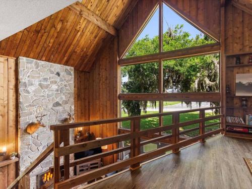 Winter Haven House | Serene Lakeside Retreat- 3 Bdr Romantic Getaway