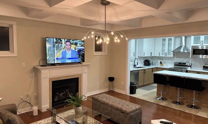 Markham House | Serene & Modern ~ 10min to Downtown ~ Yard ~ Pkg!