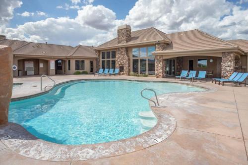 Washington House | Serene Oasis Near Zion - Pools Gym & Fishing Pond