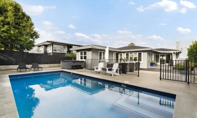 Castor Bay House | Serene Oasis on Seaview