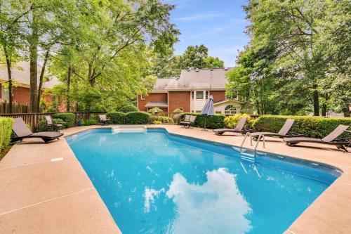 Conyers House | Serene Poolside Oasis 5 BR Office Luxe Amenities