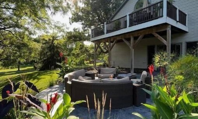 Butte Des Morts House | Serene property close to EAA