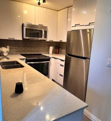 Hurontario House | Serene Queen Room Shared Unit