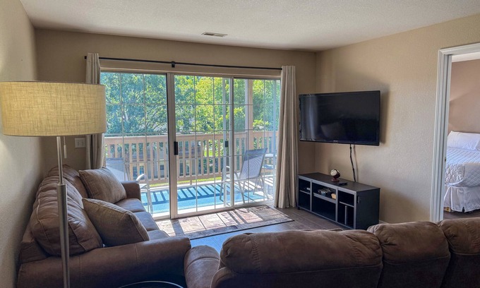 Table Rock Condo | Serene setting near Lake Taneycomo~Free Attraction Tickets-Near Branson attractions (FC61-17)