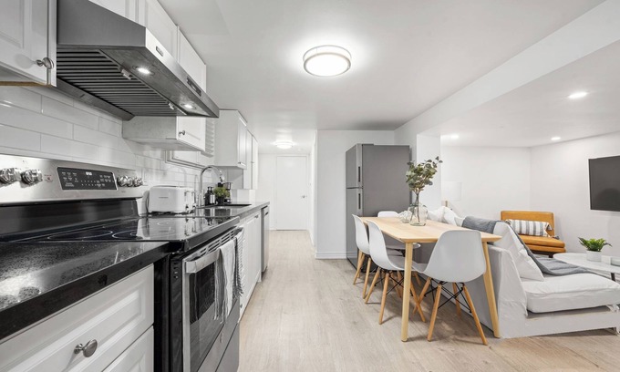 Earlscourt Apartment | Serene Shore Retreat B01