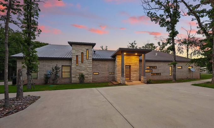 Malakoff House | Serene Shores: Lake Front- Pool & Hot Tub
