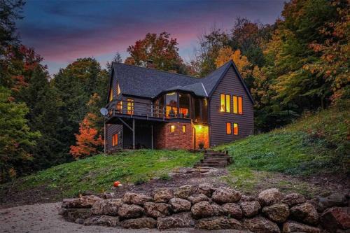 Clearview Ski Chalet | Serene Spacious Home in Creemore