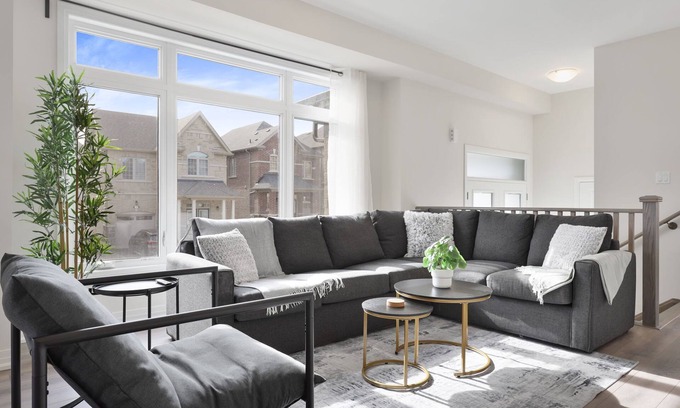 Pickering House | Serene Stays - Pickering (5 Beds, 2.5 Baths, 4 Parking)