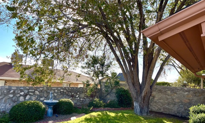 El Paso House | Serene Townhome with Mountain Viewnn