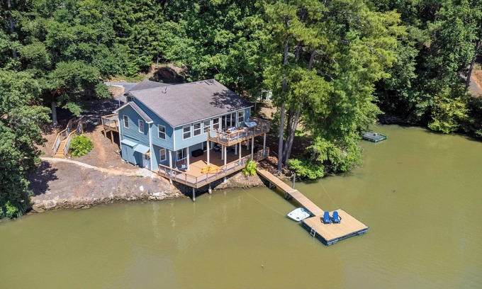 Covington House | Serene Waterfront Home @ Jackson Lake Escape